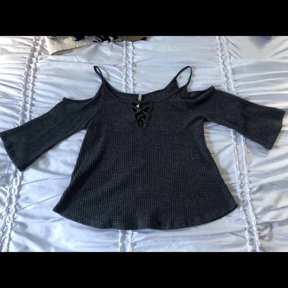 Cut out sleeve gray shirt